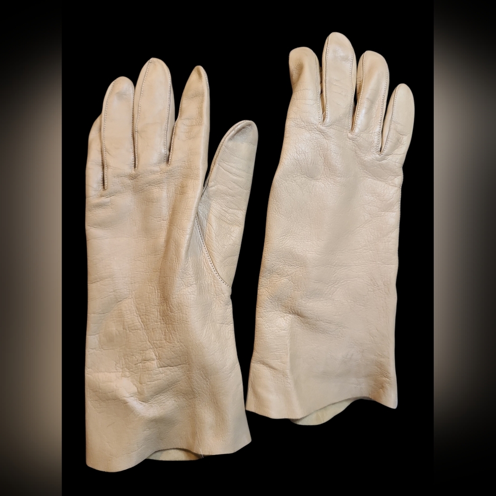 Classic Women's Leather Gloves in Cream